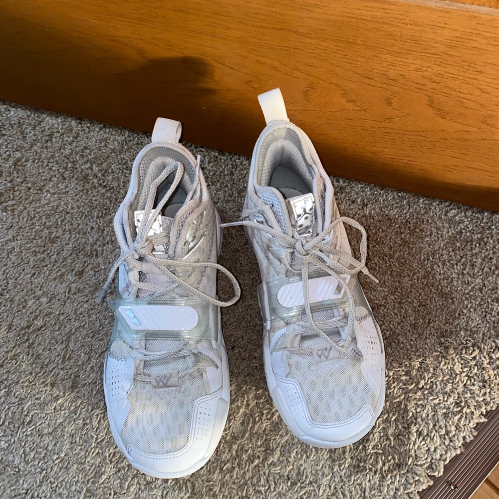 Men’s size 8 - Picture 2 of 3